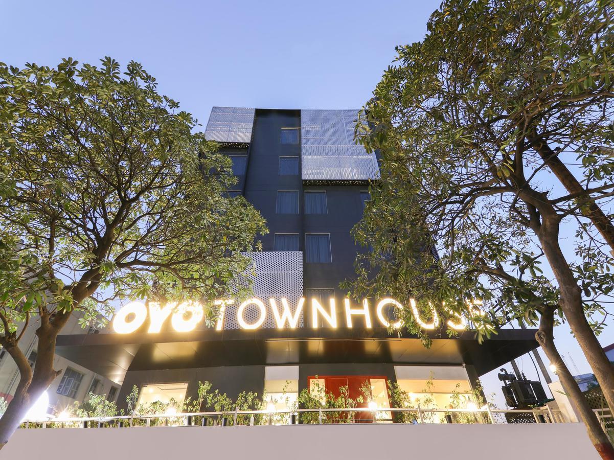 Oyo Townhouse 028 Corporate Suite Νόιντα Εξωτερικό φωτογραφία