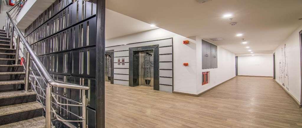 Oyo Townhouse 028 Corporate Suite Νόιντα Ανέσεις φωτογραφία