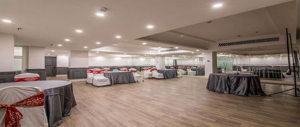Oyo Townhouse 028 Corporate Suite Νόιντα Ανέσεις φωτογραφία