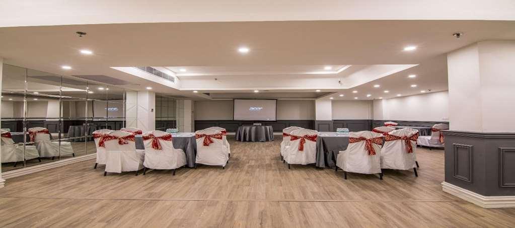 Oyo Townhouse 028 Corporate Suite Νόιντα Ανέσεις φωτογραφία