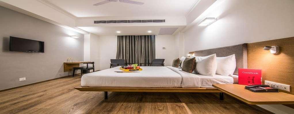 Oyo Townhouse 028 Corporate Suite Νόιντα Δωμάτιο φωτογραφία