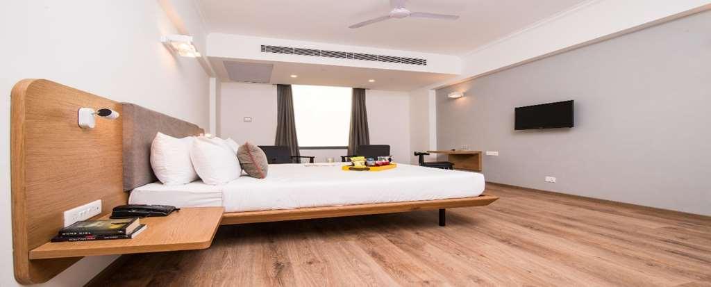 Oyo Townhouse 028 Corporate Suite Νόιντα Δωμάτιο φωτογραφία