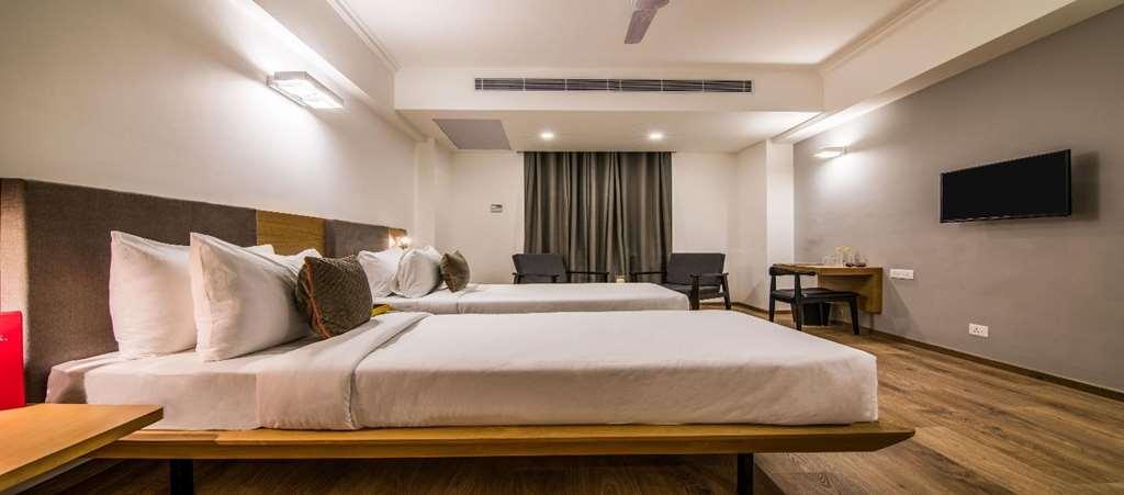Oyo Townhouse 028 Corporate Suite Νόιντα Δωμάτιο φωτογραφία
